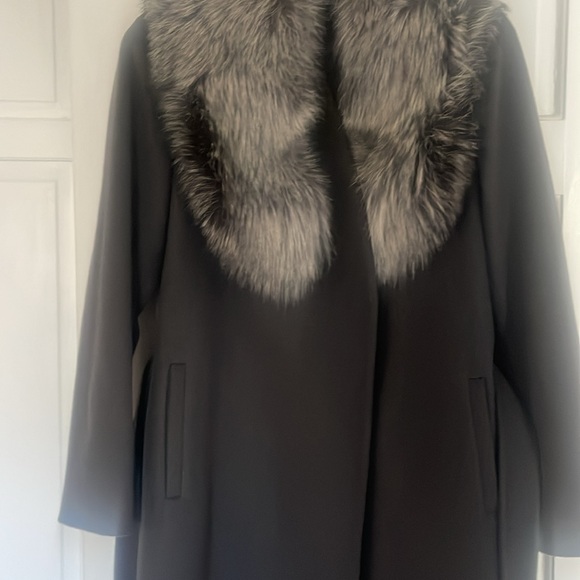 Elie Tahari Size L with real fur collar. - Picture 3 of 6